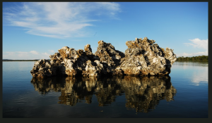 A pedra calcária no interior da Lagoa da Confusão, no Tocantins, é conhecida como "pedra misteriosa".