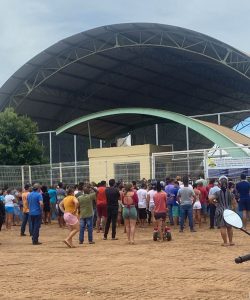 Manifestantes Protestam Contra o Fim do Ensino Integral.