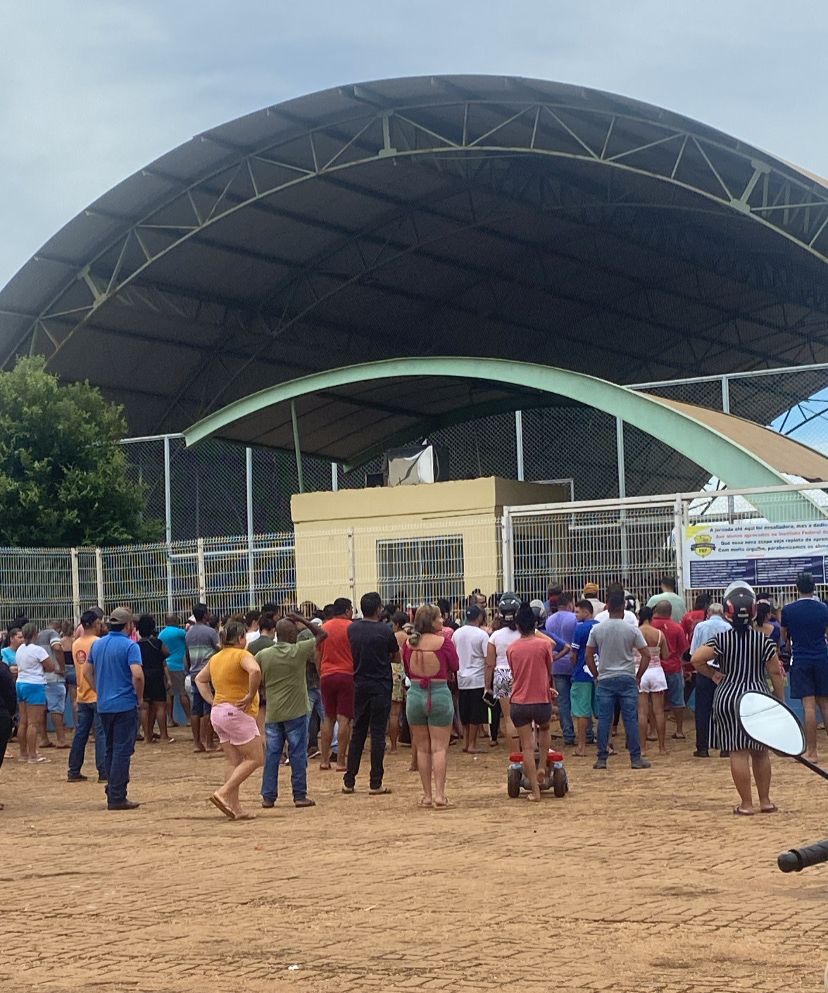 Manifestantes Protestam Contra o Fim do Ensino Integral em Escola de Palmas Manifestantes Protestam Contra o Fim do Ensino Integral.