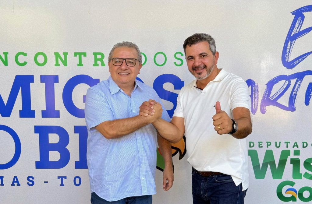 Deputados Wiston Gomes e Jair Farias selam aliança política durante evento em Palmas-TO.