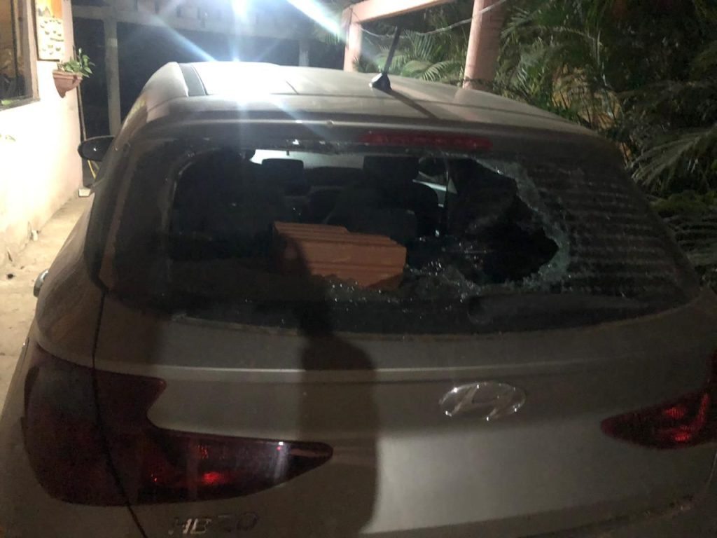 Nesta madrugada, um homem invadiu a casa da ex e a agrediu física e psicologicamente Homem invadiu a casa da ex e a agrediu física e psicologicamente.